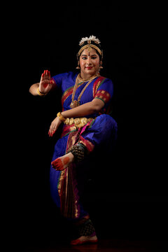 Bharatnatyam dancer standing in a natraj pose during her performance.
