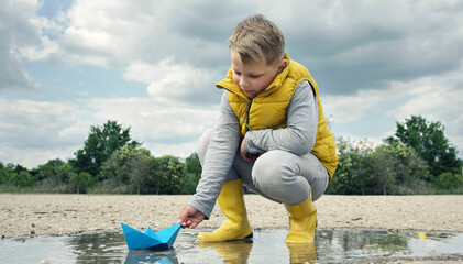 im Herbst bei Regen spielen