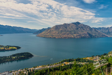 Fototapeta premium Queenstown and Lake Wakatipu in New Zealand's south Island
