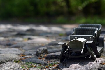 Drga brukowa i samochodzik. 