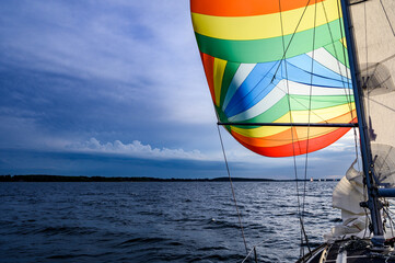 Bunter Spinnaker vor dunklem Himmel