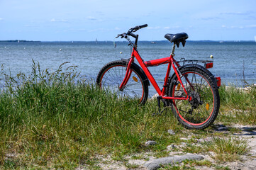 Fototapeta na wymiar Rotes Fahrrad vor dem Meer