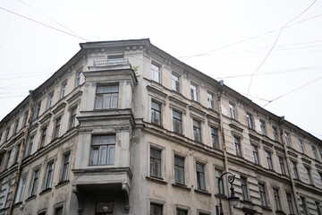 Fototapeta na wymiar old house with cracks and old windows