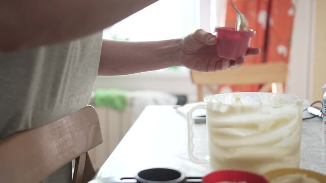 woman cooks cupcakes in the kitchen