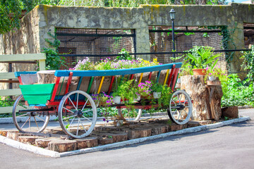 Fototapeta na wymiar decorative flower cart , street design with carriage