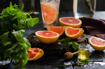 Preparing a summer cocktail whith grapefruit