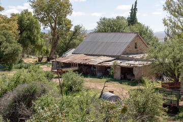 Obraz premium Tumbledown derelict barn still used for tractor storage on farm