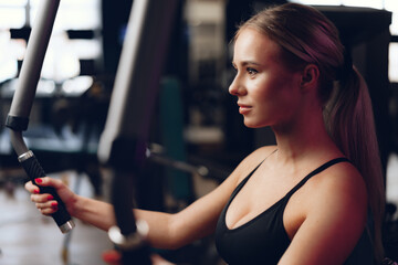 Fototapeta na wymiar Young caucasian blonde woman training hands in a gym