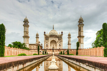 Obraz premium The Bibi ka Maqbara was built by Azam Shah in 1678, as a son's tribute to his mother, Begum Rabia Durrani, the Queen of Mughal emperor Aurangzeb. Aurangabad, Maharashtra, India