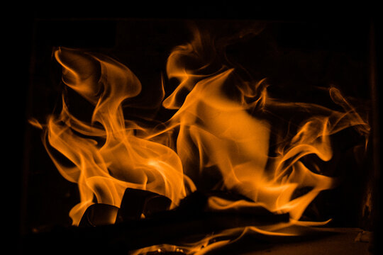Llamarada de fuego en una estufa a le&ntilde;a