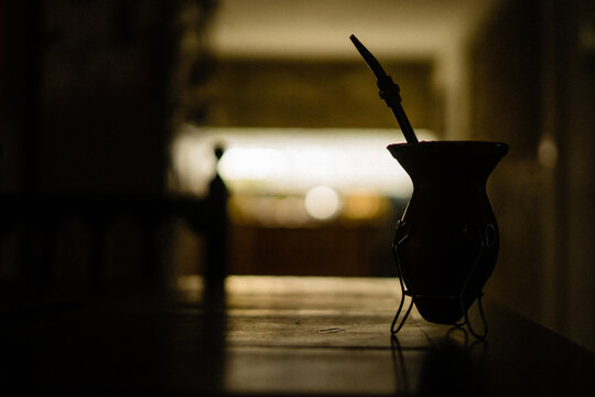 Mate argentino sobre una mesa