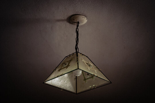 lampara trapezoidal colgada del techo