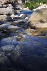 eau cristalline, propre et transparente, légers remous en cascade sur les rochers polis de la rivière solenzara en corse