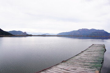 Fototapeta na wymiar lake and mountains in the morning