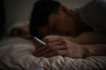 寝たばこ　イメージ © yamasan