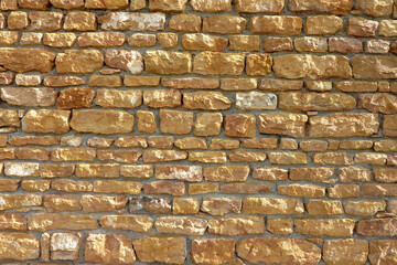 mur de pierres dorées