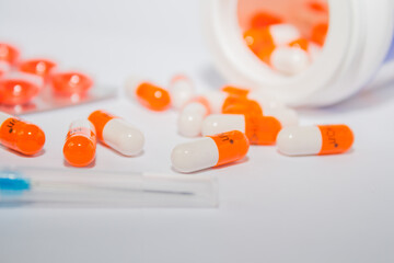 Tablets. Orange capsules.