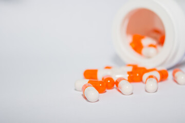 Tablets. Orange capsules.