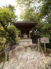 Pequeño altar en el Templo Gingakuji, en Kioto, Japón
