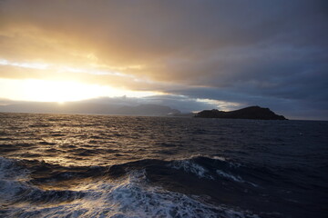 Obraz premium Sunset view on Ponta de Sao Laurenco from the ferry, october 2019