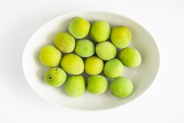 お皿に乗った青梅