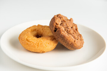 お皿に乗ったドーナツ