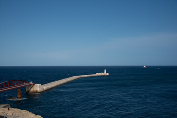 entrada al puerto de malta con el horizonte de fondo y la luz de señalización