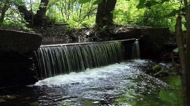Wasserfall in einem romantischen Wald -  ohne Ton