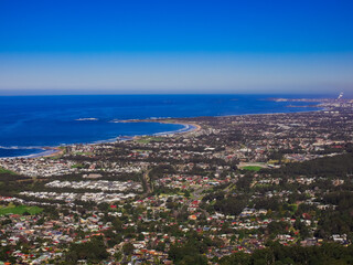 Obraz premium Panoramic view of Wollongong Sydney Australia from Bulli Lookout on a sunny winters day blue skies 