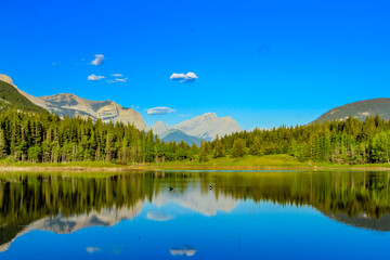 Fototapeta na wymiar Summer time at Middle Lake. Bow Valley Provincial Park. Alberta, Canada