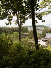 Vista del Templo Ginkaku-ji desde sus jardines, en Kioto, Japón