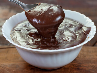 Brigadeiro de colher cremoso, em vasilha.