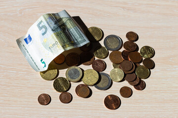 Dinero. Monedas de euro, de céntimo y billete de 5 euros. - obrazy, fototapety, plakaty