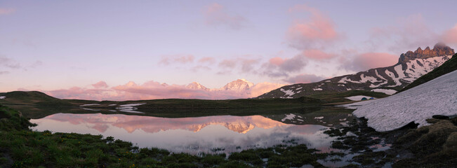 Eiger, Mönch und Jungfrau Speigelung Bergsee