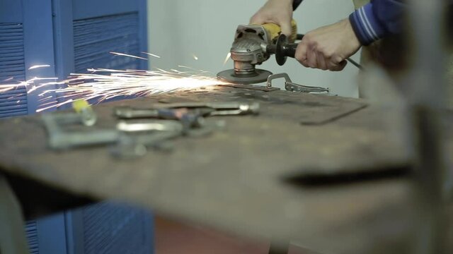 Trabajador usando amoladora en el taller