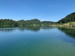 Fototapeta na wymiar Landschaft am Ägerisee in Oberägeri, Kanton Zug, Schweizer See in der Schweiz