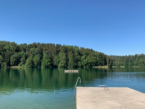 T&uuml;rlersee in Aeugst am Albis - Knonaueramt  mit Badesteg im t&uuml;rkisblauen See - Kanton Z&uuml;rich