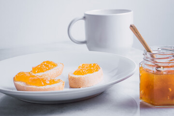 desayuno de tostadas con mermelada casera de durazno y té de hierbas