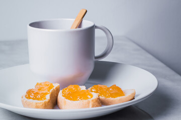 desayuno de tostadas con mermelada casera de durazno y té de hierbas