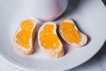 tostadas con mermelada casera de durazno para un buen desayuno