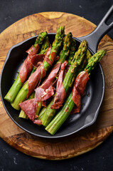 Grilled asparagus with prosciutto ham
