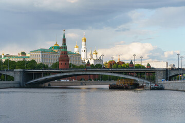 Obraz premium Moscow cityscape in spring. Kremlin wall, Towers, Residence of President of the Russian Federation, Ivan the Great Bell Tower, Dormition Cathedral, Bolshoy Kamenny Bridge