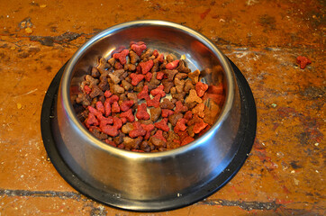 photo of cat food in an iron toe