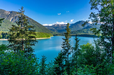 Urlaub in Bayern: der schöne blaugrüne Sylvensteinsee, Sylvensteinspeicher im Isarwinkel in den...