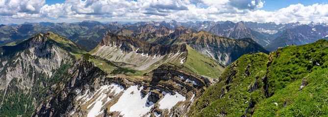 Fototapeta na wymiar Panoramablick vom Gipfel des Schafreuter Richtung Süden: Karwendel / Österreich: Wanderin bei der Rast