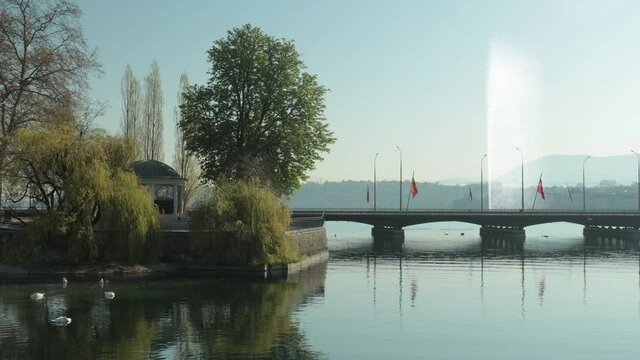 Confinement morning in Geneva - Quiet Mont-Blanc bridge