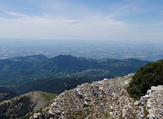 Fototapeta na wymiar panoramica vista della cima del Semprevisa sui Monti Lepini