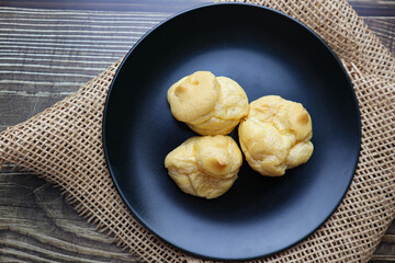 choux cream on black dish in sunshine