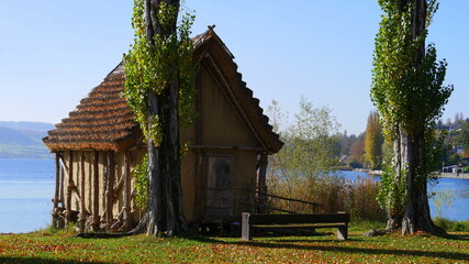 Hütte am See im Herbst