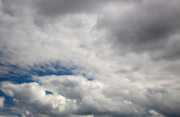 Obraz premium Partly cloudy, dark clouds that gather in thick storm clouds.